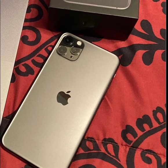 iPhone 11 Pro Max - Picture 3 of 4